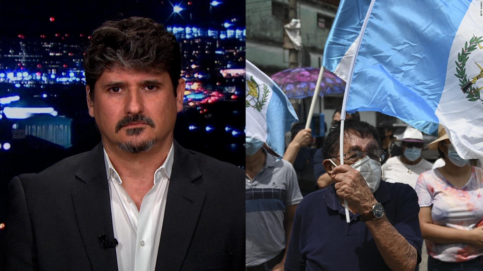 La gente sostiene espadas entre la investigación «Guatemala, Testigo Protegido», según diario El Faro |  video